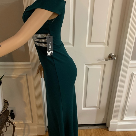 Women’s junior off- the shoulder dress size (S) - Picture 8 of 11